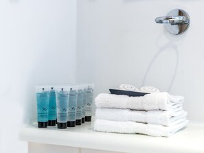 公寓, 1 間臥室 | 浴室設施 | 花灑/浴缸組合、免費梳洗用品、提供毛巾