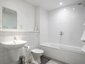 Apartment, 1 Bedroom | Bathroom | Combined shower/tub, free toiletries, towels