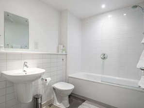 Apartamento, 1 quarto | Banheiro | Chuveiro/banheira combinados, produtos de toalete grátis
