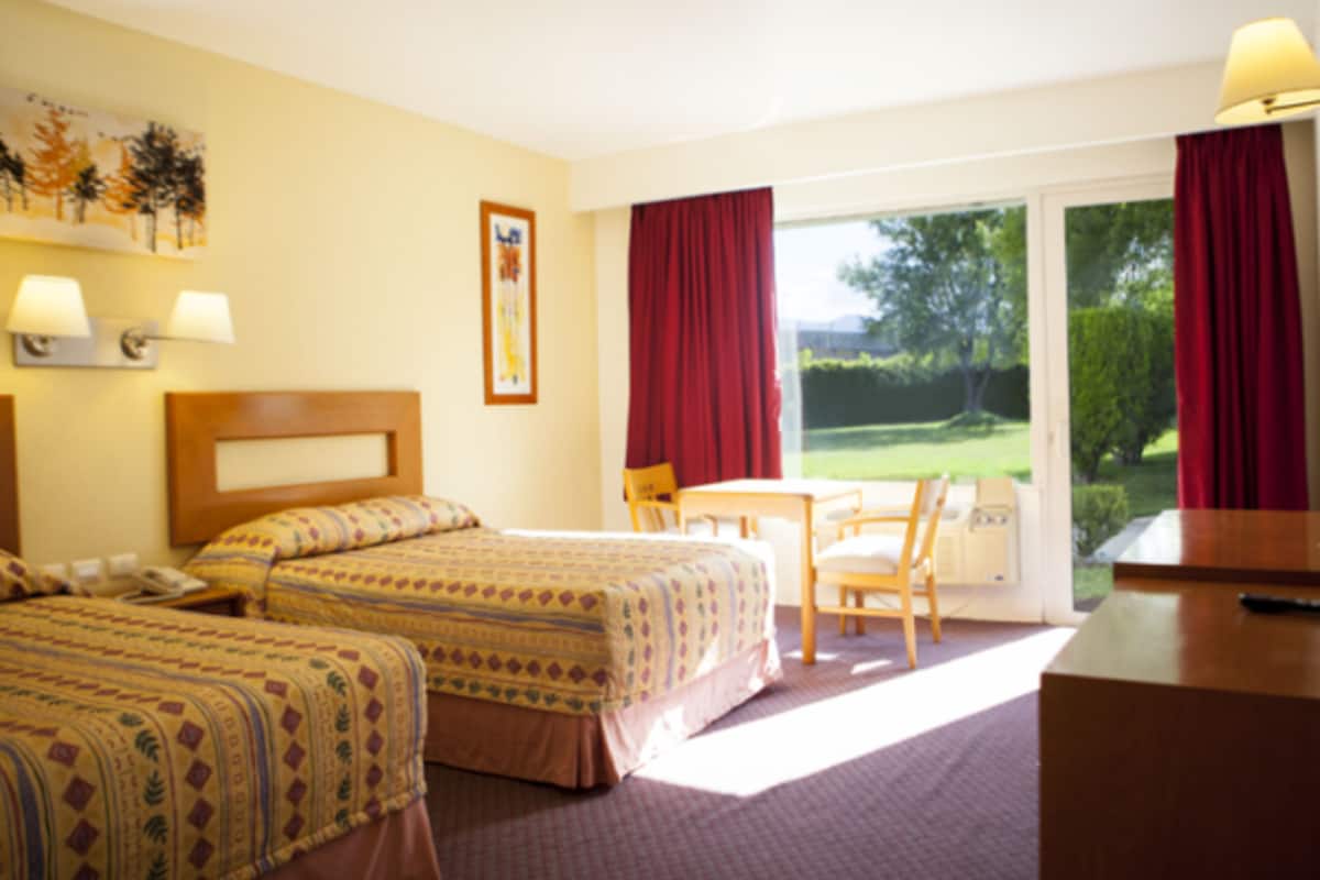 Escritorio, tabla de planchar con plancha, wifi y ropa de cama