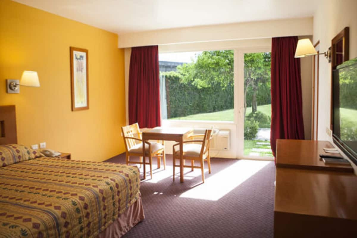 Desk, iron/ironing board, WiFi, bed sheets