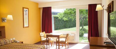 Desk, iron/ironing board, WiFi, bed sheets