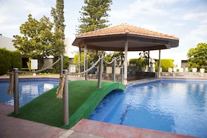 Una piscina al aire libre