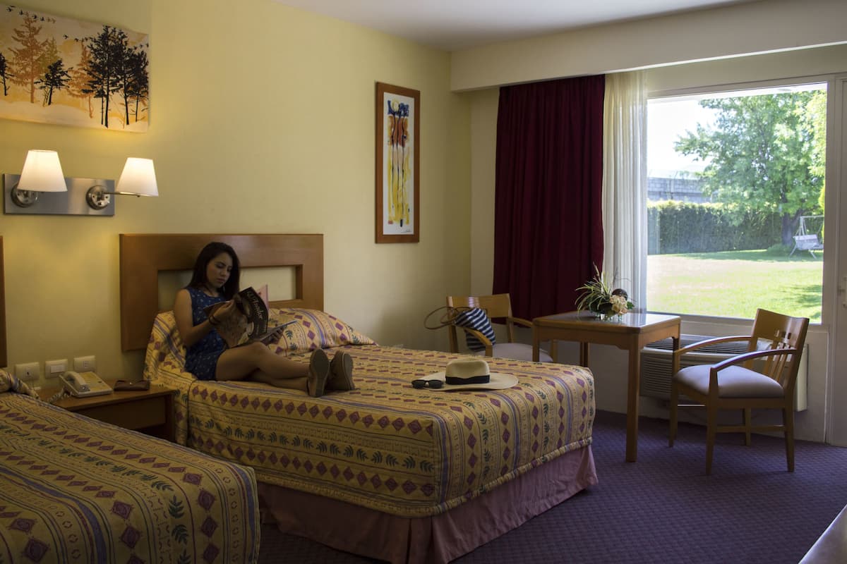 Escritorio, tabla de planchar con plancha, wifi y ropa de cama