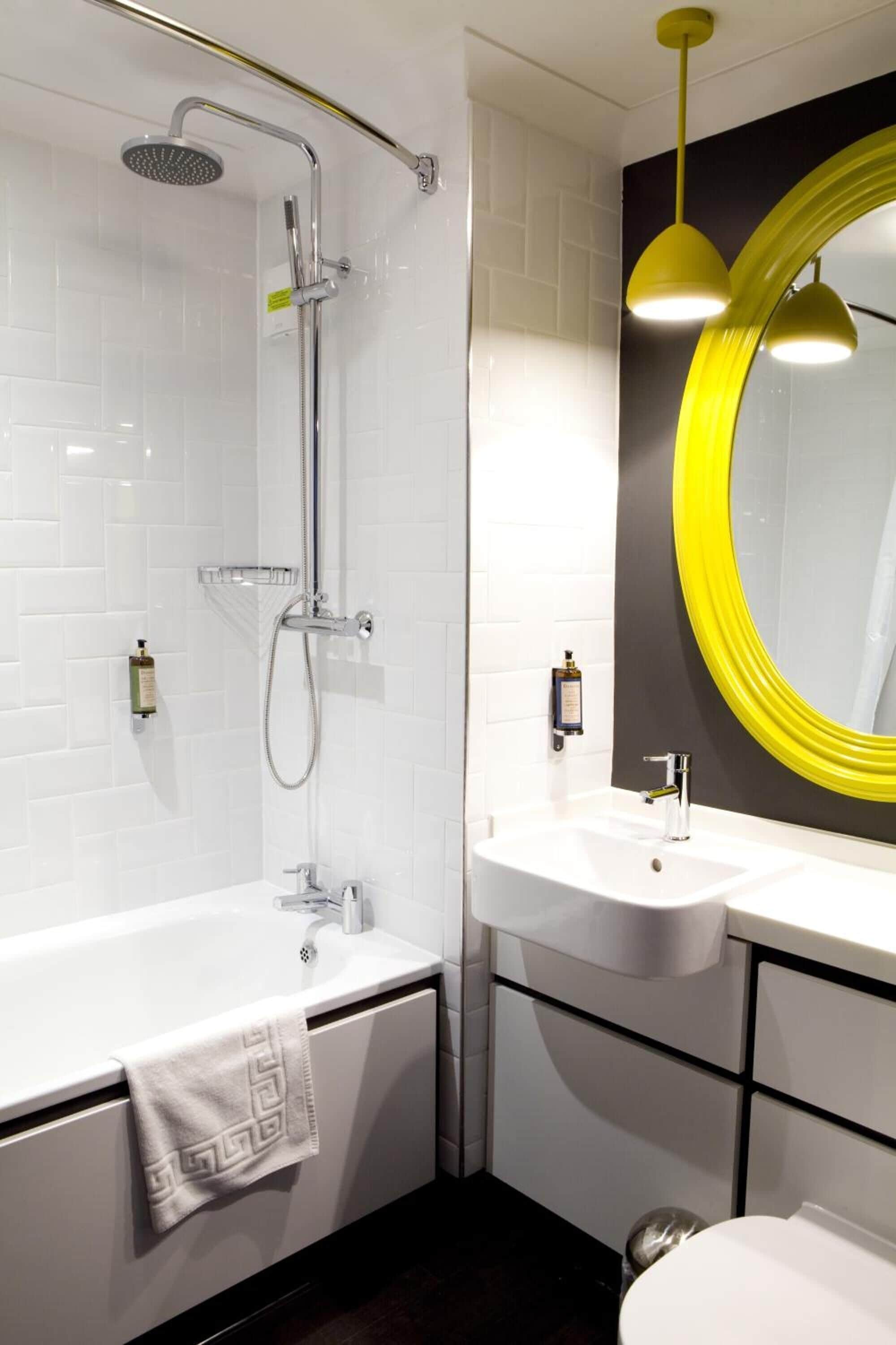 rainfall showerhead, hair dryer, towels