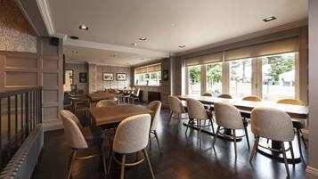 Breakfast, lunch, dinner served; British cuisine