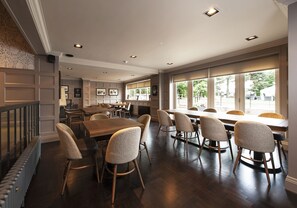 Breakfast, lunch, dinner served; British cuisine 