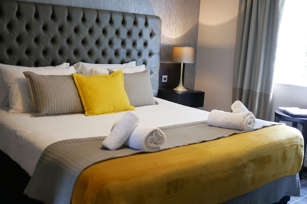 deluxe double or twin room | desk, iron/ironing board, free wifi, bed sheets