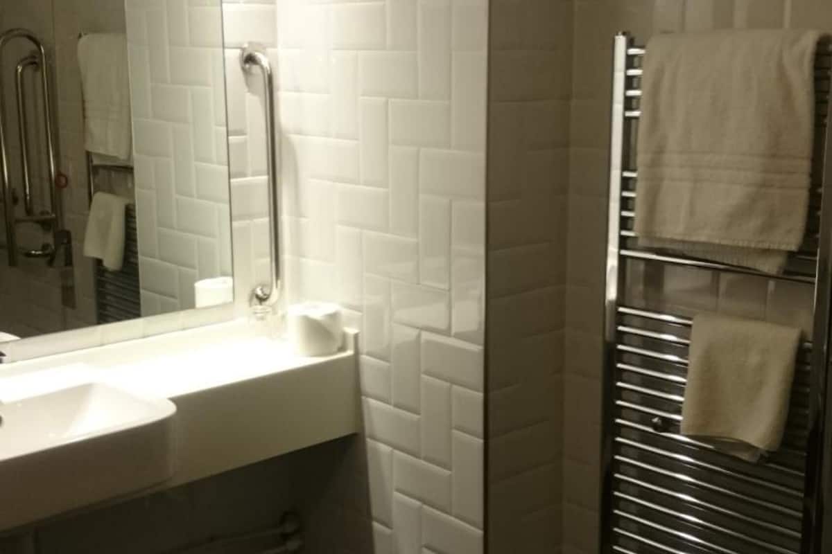 rainfall showerhead, hair dryer, towels