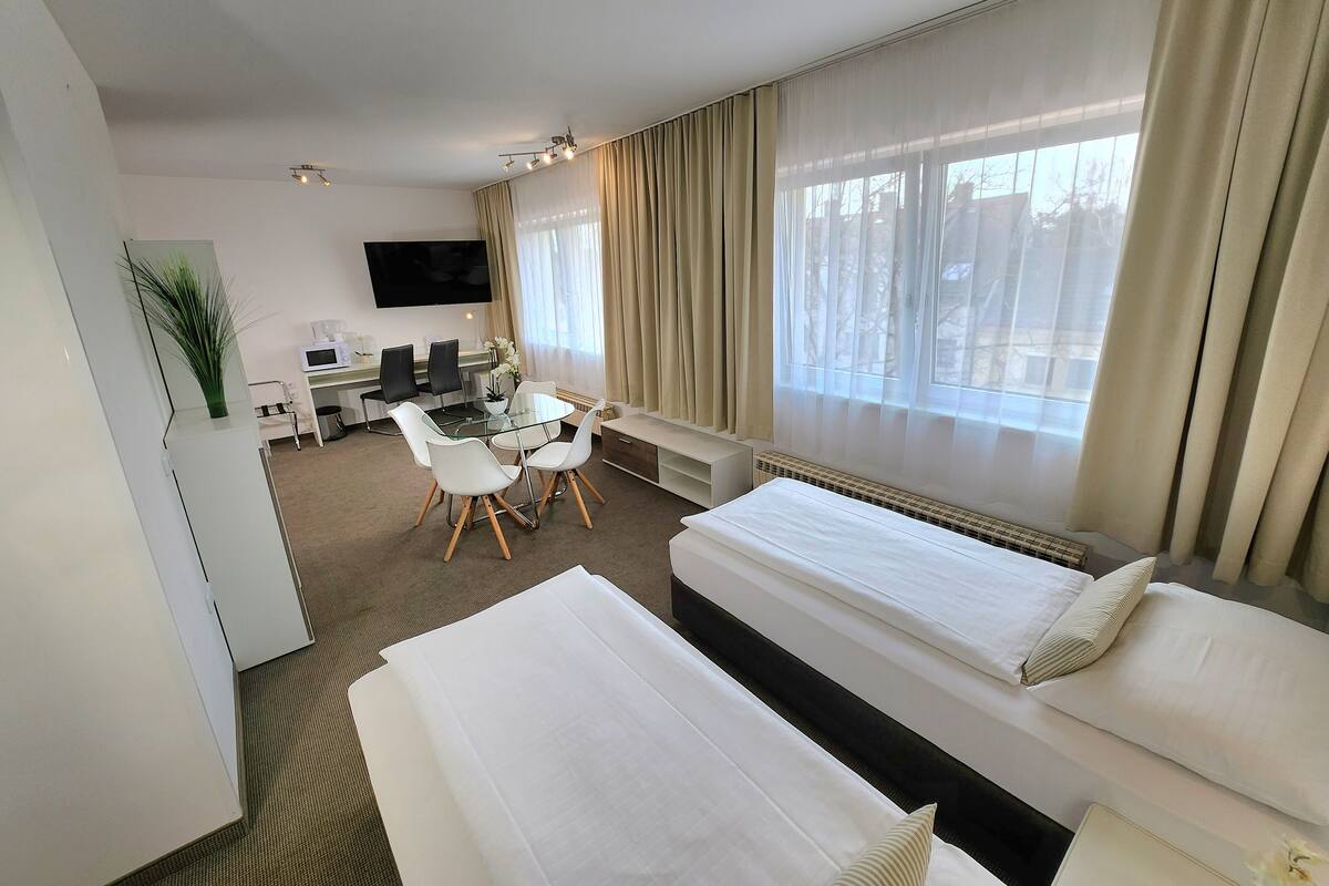 quadruple room | living area | flat-screen tv