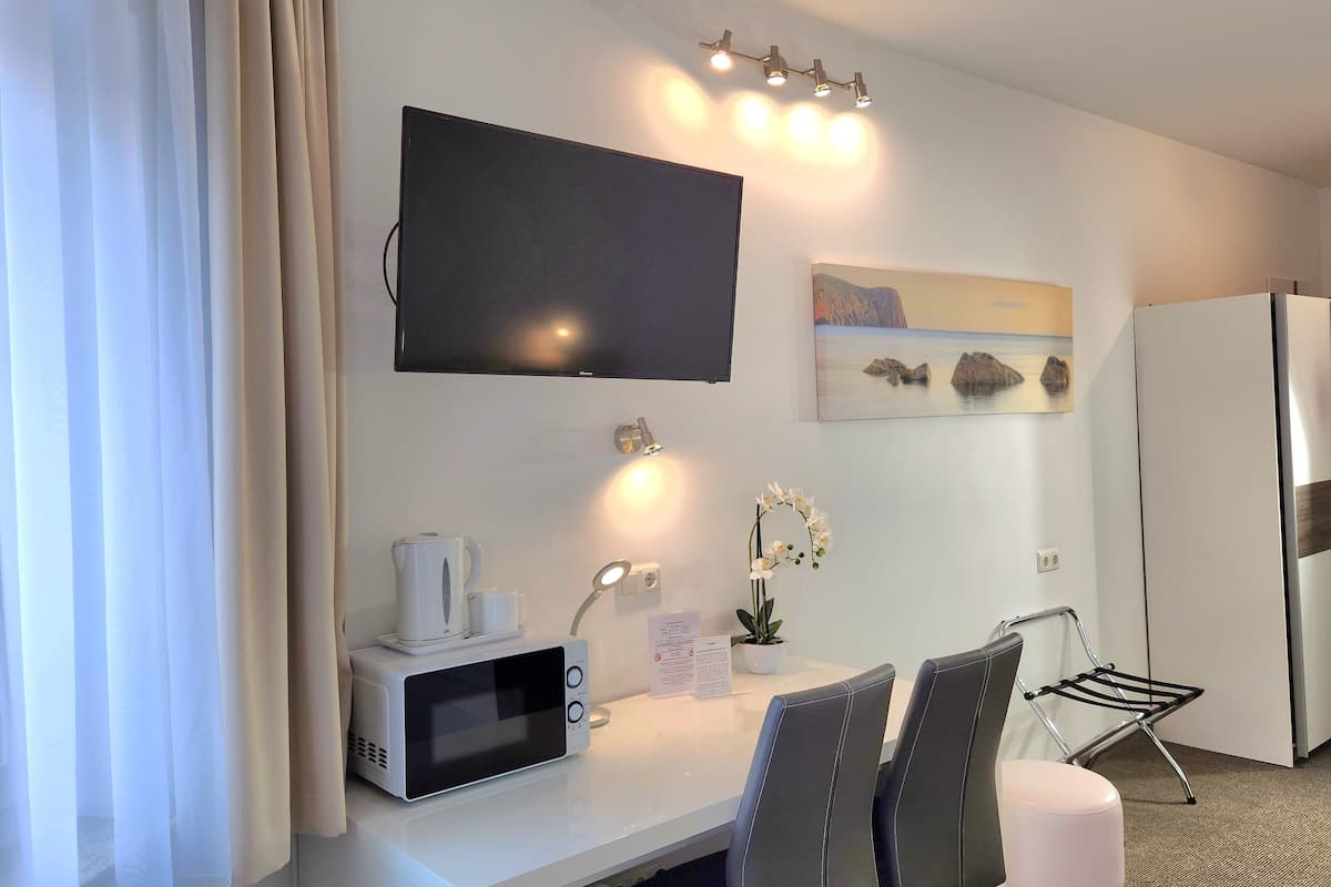 triple room | living area | flat-screen tv