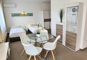 Kamar Quadruple | Brankas, meja kerja, tirai kedap cahaya, dan setrika/meja setrika