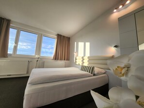 خزنة داخل الغرفة ومكتب وستائر تعتيم ومكواة/لوح كي