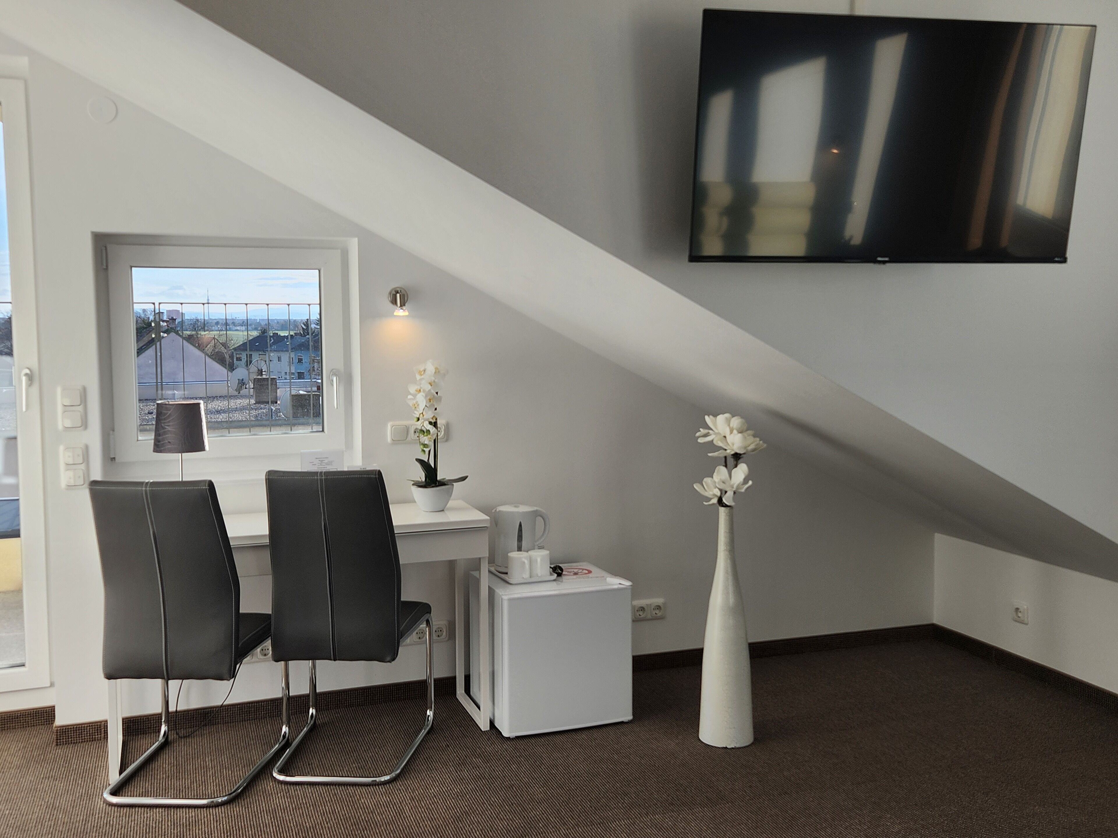 double room | living area | flat-screen tv