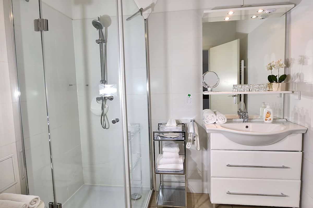 quadruple room | bathroom | free toiletries, hair dryer, towels, soap