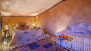 Standard Tent, Mountain View | Soundproofing, cribs (free), bed sheets - Aladdin Camp (M'Hamid El Ghizlane)