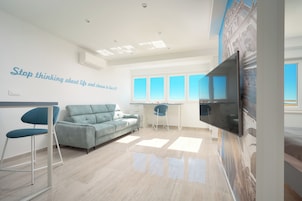Sea View Studio (Pojisanska street 25) | Wohnbereich | 55-Zoll-LED-Fernseher mit Digitalempfang