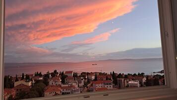 Un borgo costiero con vista sul mare e un tramonto.