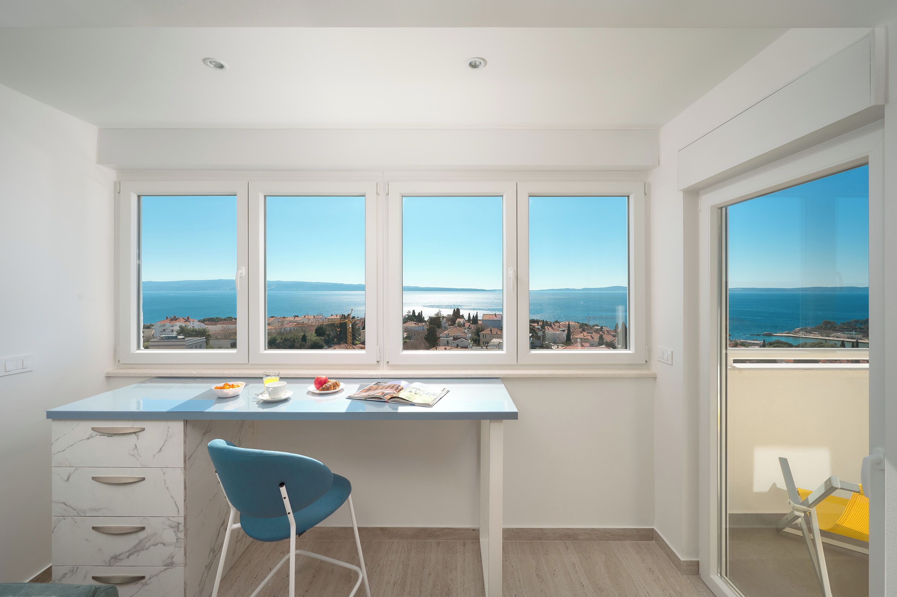 Sea View Studio (Pojisanska street 25) | Wohnbereich | 55-Zoll-LED-Fernseher mit Digitalempfang