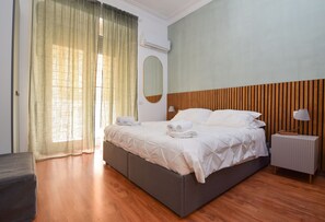 Hochwertige Bettwaren, Daunenbettdecken, Schreibtisch, kostenloses WLAN