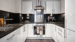 Apartment, 1 Bedroom | Private kitchen | Fridge, microwave, oven, stovetop - Central View Apartment (Bedford)