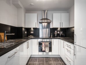 Apartment, 1 Bedroom | Private kitchen | Fridge, microwave, oven, stovetop - Central View Apartment (Bedford)