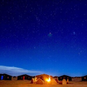 Voorkant accommodatie - avond/nacht