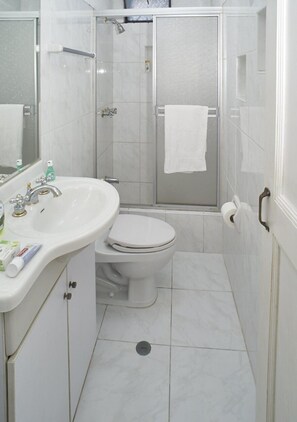 Twin Room | Bathroom | Shower, free toiletries, hair dryer, towels - B&B El Olivar (Lima)