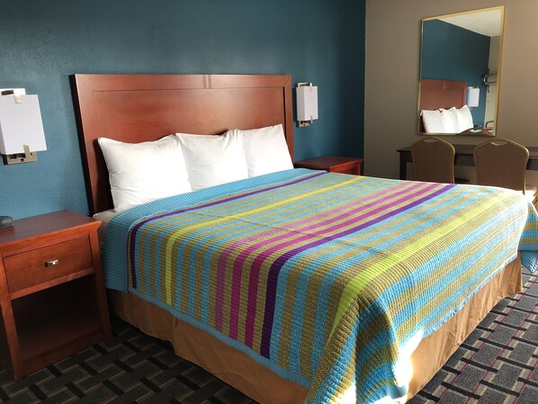 Standard enkelrum - 1 queensize-säng | Skrivbord, arbetsyta för laptop, gratis wi-fi och sängkläder