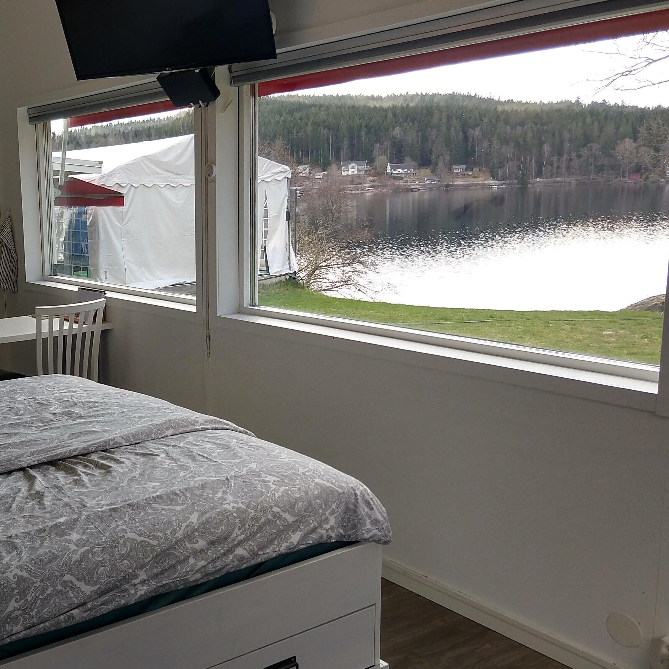 Panoramic Double Room, 1 King Bed, Lake View, Executive Level (Evika 1) | 1 sovrum, skrivbord, arbetsyta för laptop och ljudisolering