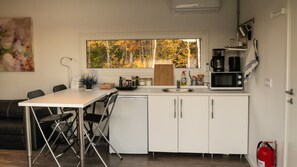 Business Cabin, 1 Bedroom, Lake View, Lakeside (Evika 3) | Private kitchen | Fridge, microwave, stovetop, coffee/tea maker - Évika boutique hotel (Landvetter)