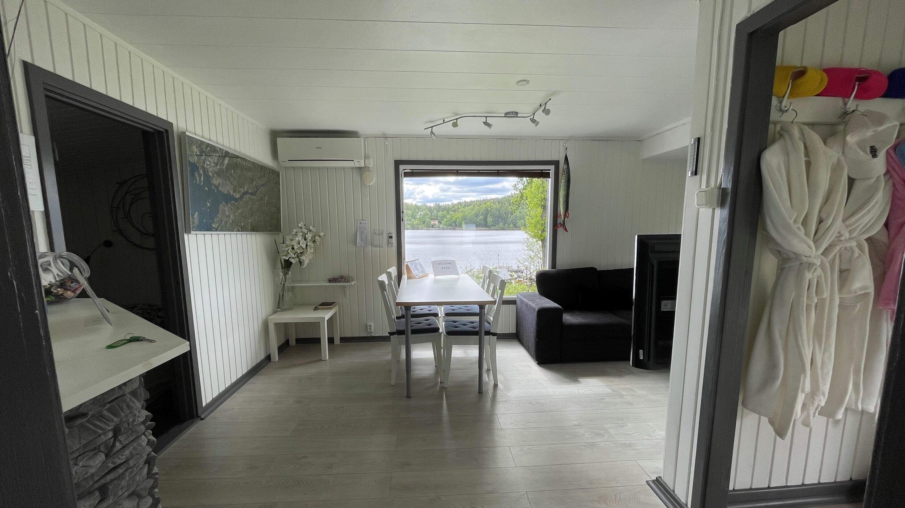 Family Cottage, 2 Double Beds, Lake View, Lakeside (Evika 4) | Área de sala de estar | Televisión 