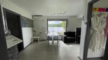 Family Cottage, 2 Double Beds, Lake View, Lakeside (Evika 4) | Área de sala de estar | Televisión