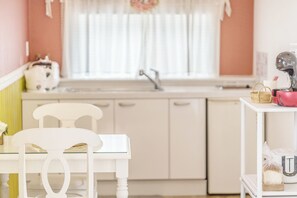 Refrigerador, microondas, cafetera/tetera, tetera/pava eléctrica