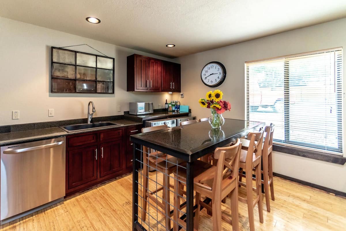 Full-size fridge, microwave, oven, stovetop