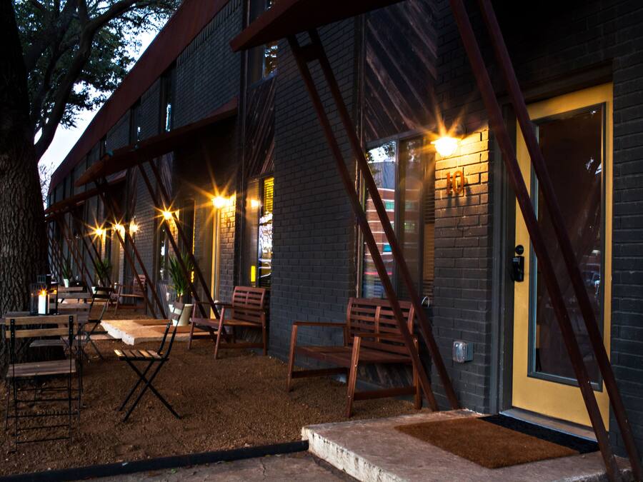 Voorkant accommodatie - avond/nacht