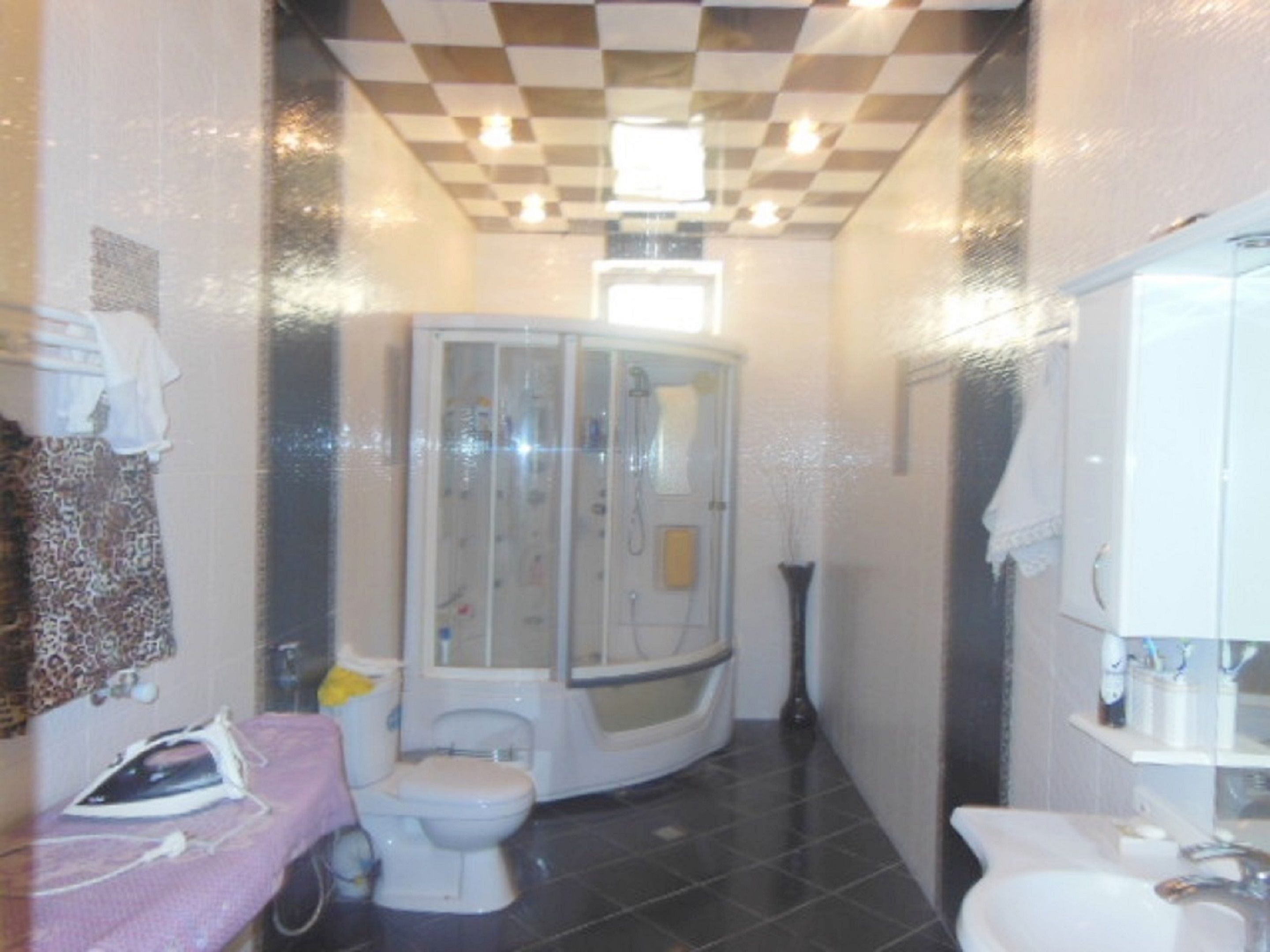 Classic Villa, 6 Bedrooms, Non Smoking, City View | Bathroom | Free toiletries, towels