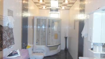 Classic Villa, 6 Bedrooms, Non Smoking, City View | Bathroom | Free toiletries, towels