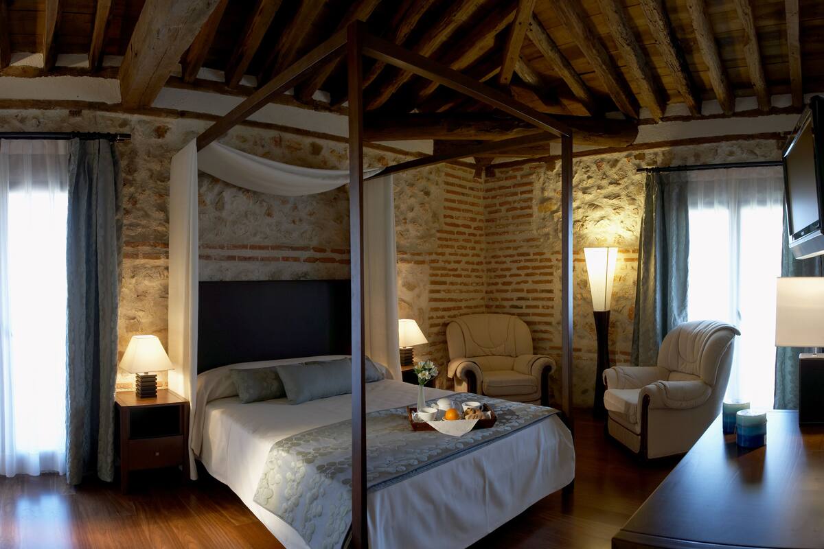 Cortinas blackout, wifi gratis y ropa de cama