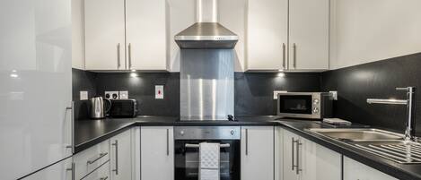 Lejlighed - 1 soveværelse | Privat køkken | Køleskab, mikrobølgeovn, ovn, kogeplade