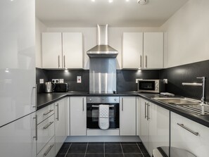Apartment, 1 Bedroom | Private kitchen | Fridge, microwave, oven, stovetop - Luxury City View (Bedford)