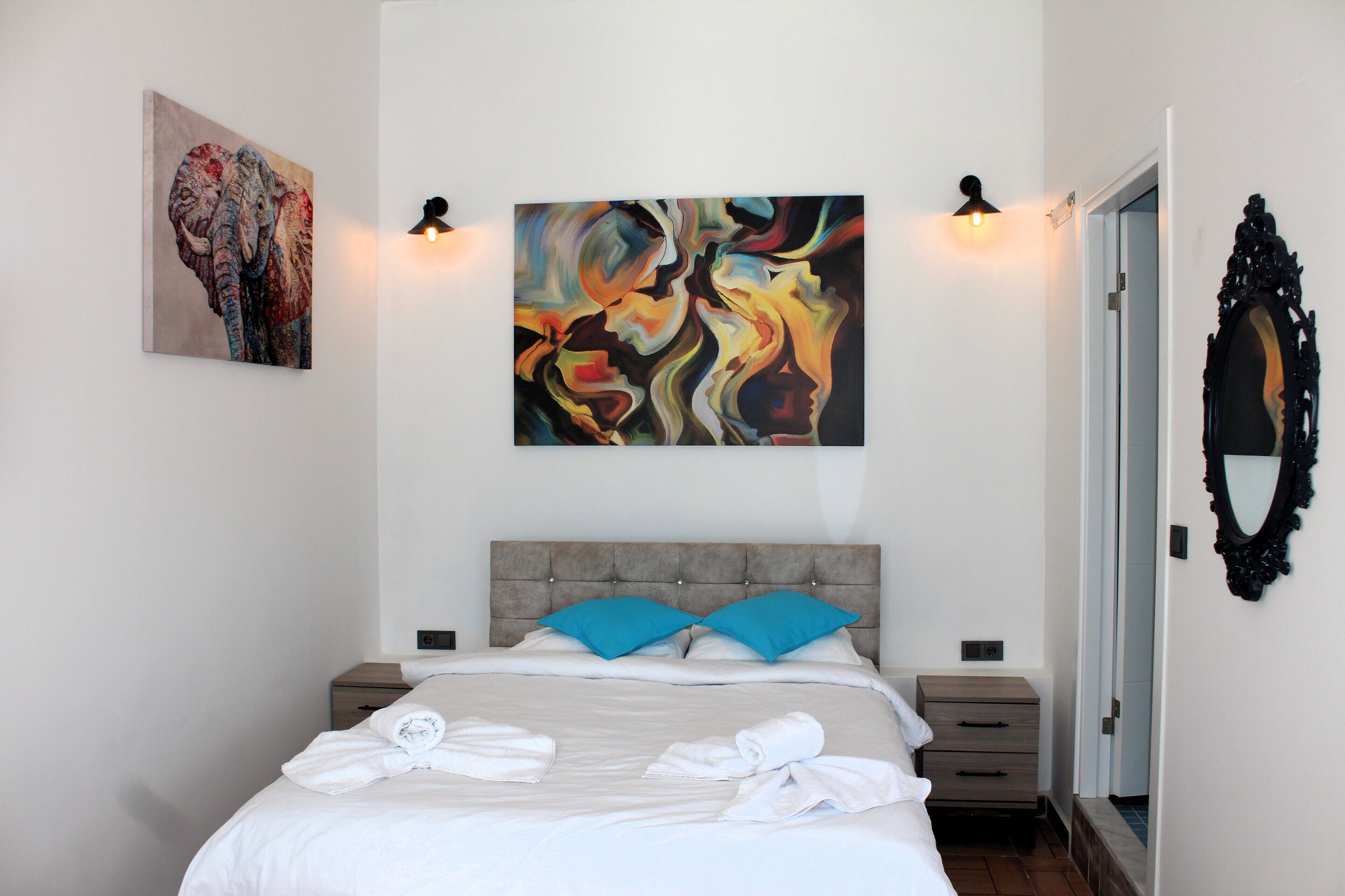 Habitación económica, patio, vistas al jardín | Escritorio, espacio para trabajar con un portátil, cortinas opacas