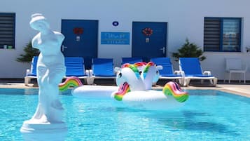 Piscine extérieure (ouverte en saison), cabanons gratuits