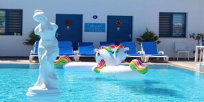 Una piscina al aire libre de temporada, camas de piscina gratis