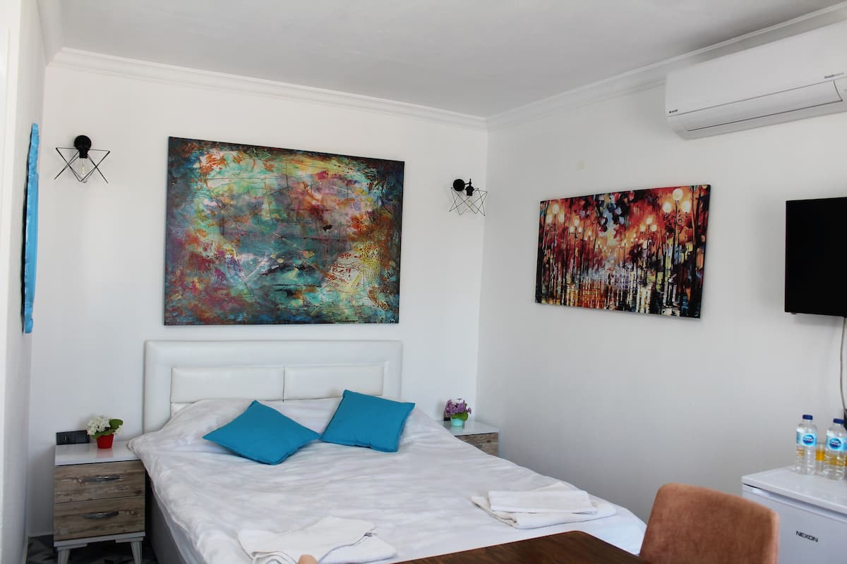 Quarto econômico, 1 cama de casal, varanda, vista para a piscina | 1 quarto, individualmente decorados, individualmente mobiliados
