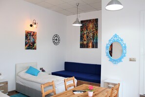 Decoración personalizada, muebles diferentes y escritorio 