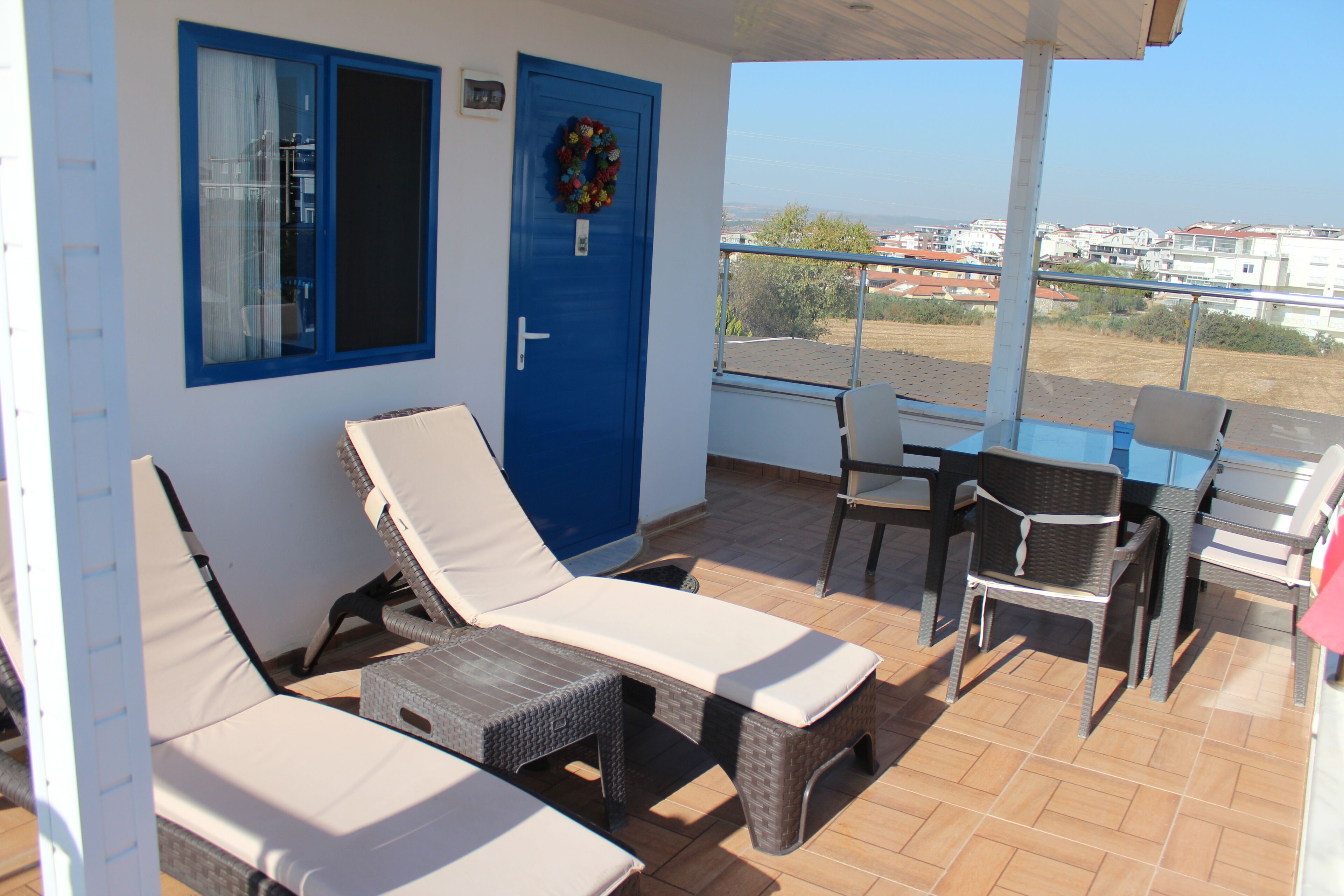 Economy-Dreibettzimmer, 1 Schlafzimmer, Nichtraucher, eingeschränkter Meerblick | Terrasse/Patio