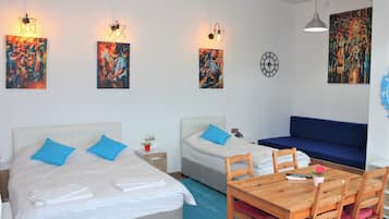 Quarto triplo econômico, 1 quarto, para não fumantes, vista parcial para o mar | Individualmente decorados, individualmente mobiliados, escrivaninha