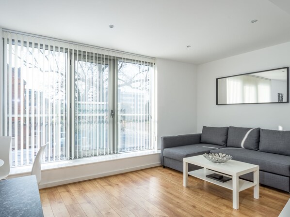 Appartement, 2 chambres | Salle de séjour | Téléviseur à écran plat