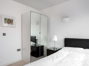 Apartment, 2 Bedrooms | 2 bedrooms, iron/ironing board, free WiFi - Luxury 2 Bed Apartment (Bedford)